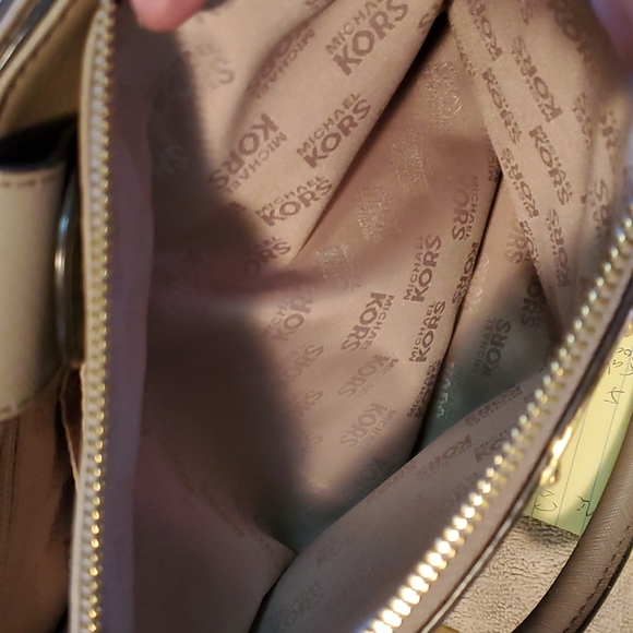 (Sold) HP!❤ Michael Kors hand bag - Picture 6 of 11